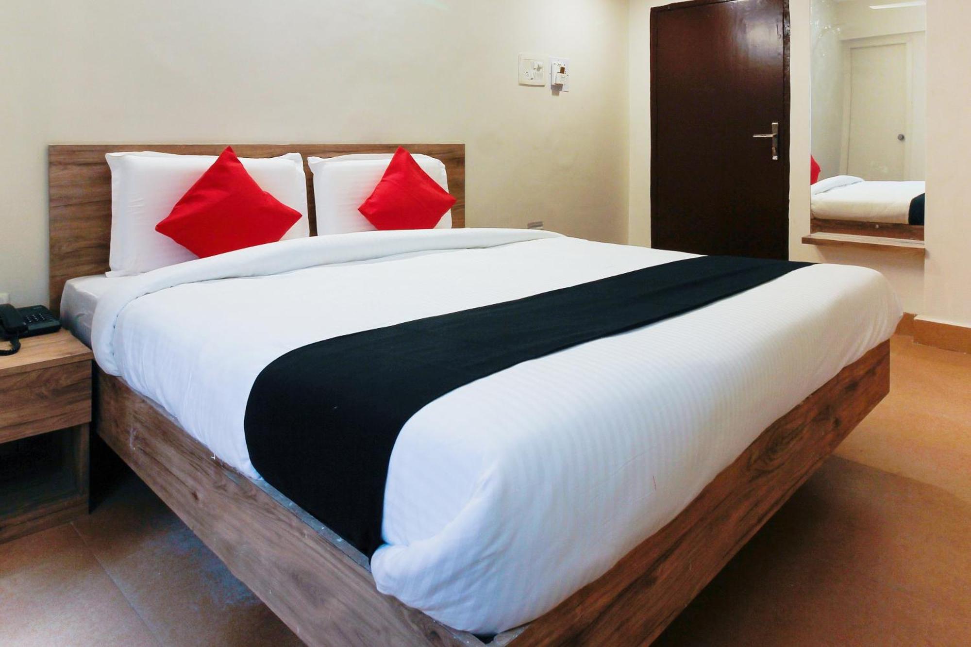 Capital O Sri Suprabhat Grand Near Kachiguda Railway Station Hyderabad Eksteriør bilde