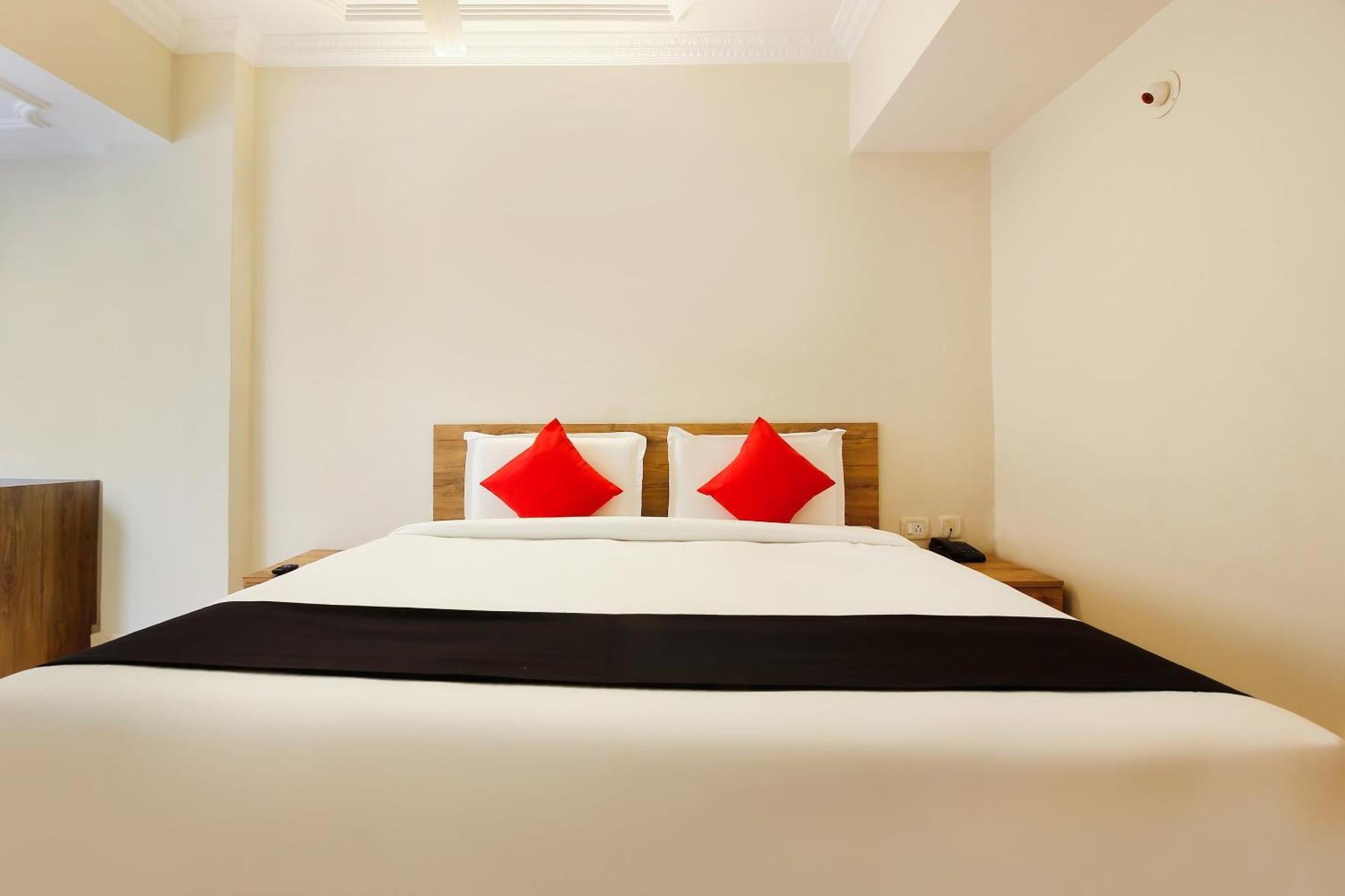 Capital O Sri Suprabhat Grand Near Kachiguda Railway Station Hyderabad Eksteriør bilde